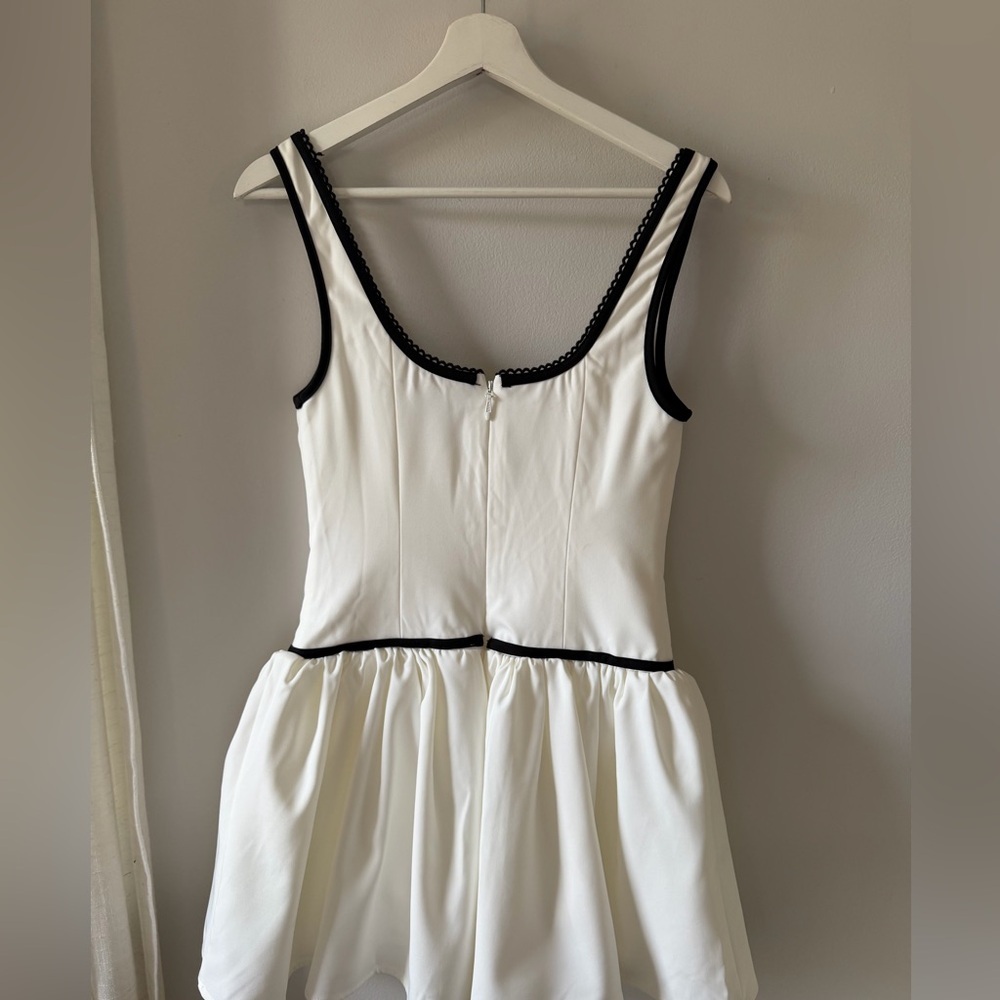 Sleeveless White Mini Dress with Black Trim - Picture 5 of 12